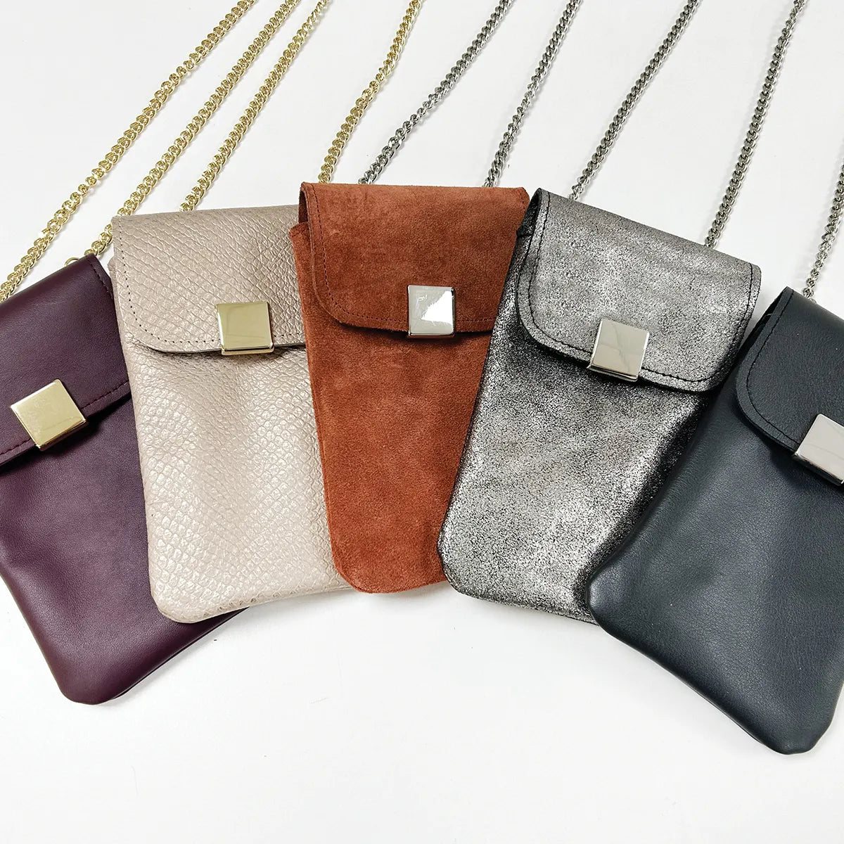 Tutoriel et patron pour pochette en cuir de Deco Cuir, livre de couture avec instructions et modèle en cuir naturel.