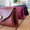 Tutoriel et patron pour porte-monnaie en cuir Deco Cuir, livre illustré avec instructions pour confectionner un porte-monnaie élégant.