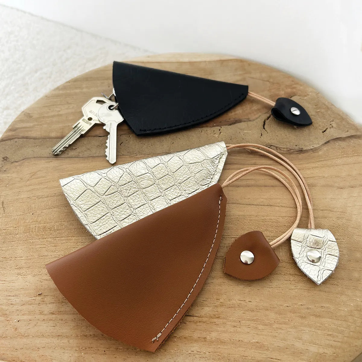 Patron et tutoriel en cuir pour fabriquer une cloche à clés Deco Cuir, illustré avec des étapes et détails visibles.