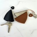 Cloche à clés en cuir avec tutoriel et patron de Deco Cuir, modèle KA250_FLY, vue en gros plan sur le cuir et les détails.