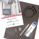 Kit DIY complet pour monter soi-même sa pochette en cuir marron foncé. Tutoriel, accessoire et cuir inclus