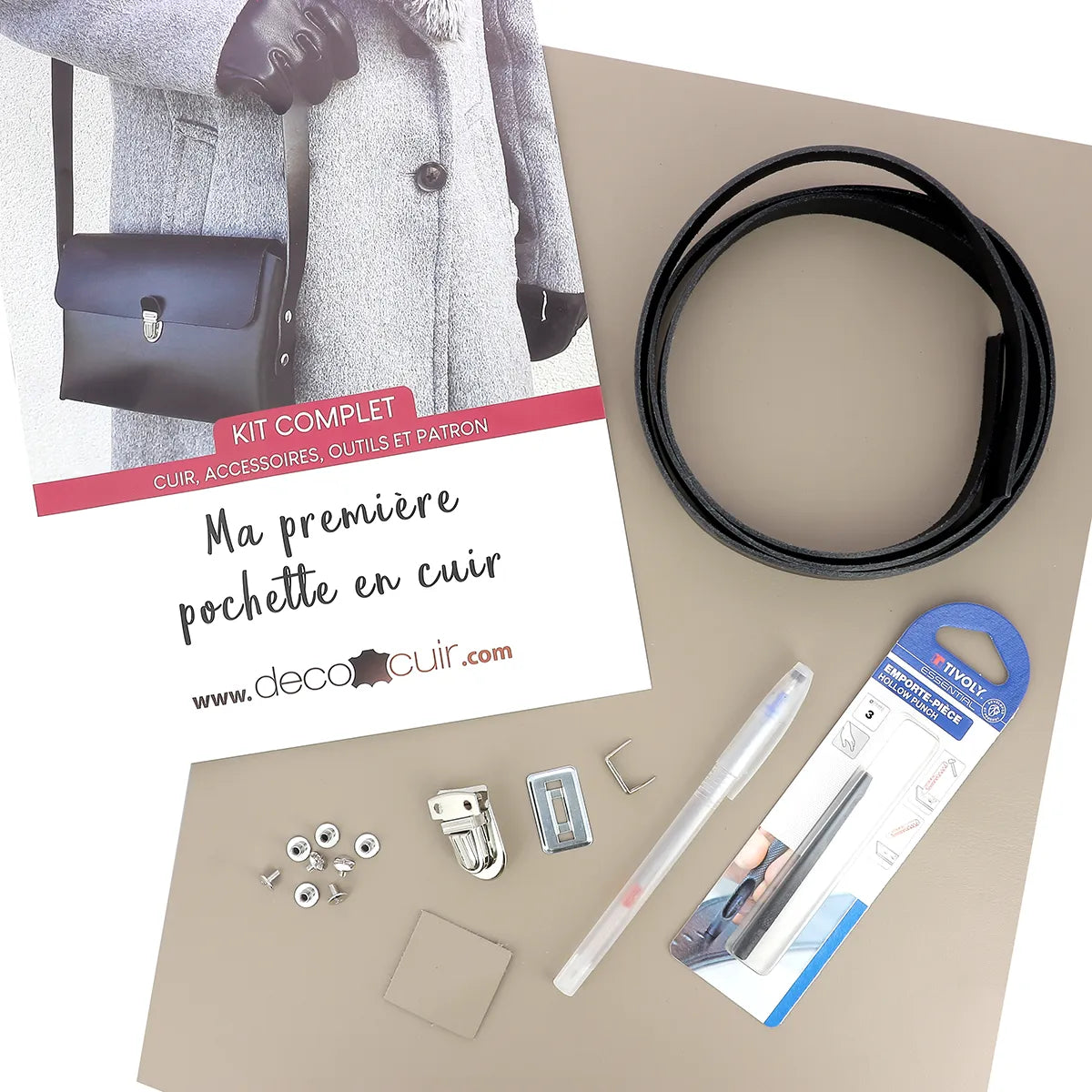 Kit DIY complet comprenant cuir, accessoires et tutoriel pour assembler soi-même son propre sac bandoulière beige grège
