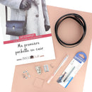 Kit Do It Yourself complet comprenant un tuto, le patron à taille réel, le cuir et les accessoires. Kit DIY ma première pochette en cuir rose clair à assembler soi-même