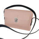 Sac bandoulière en cuir rose clair à assembler soi-même grâce au kit DIY. Idéal pour commencer dans la maroquinerie ou offrir en cadeau