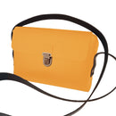 Sac bandoulière en cuir jaune grain saffiano à assembler soi-même grâce à notre kit DIY. Accessible aux débutants