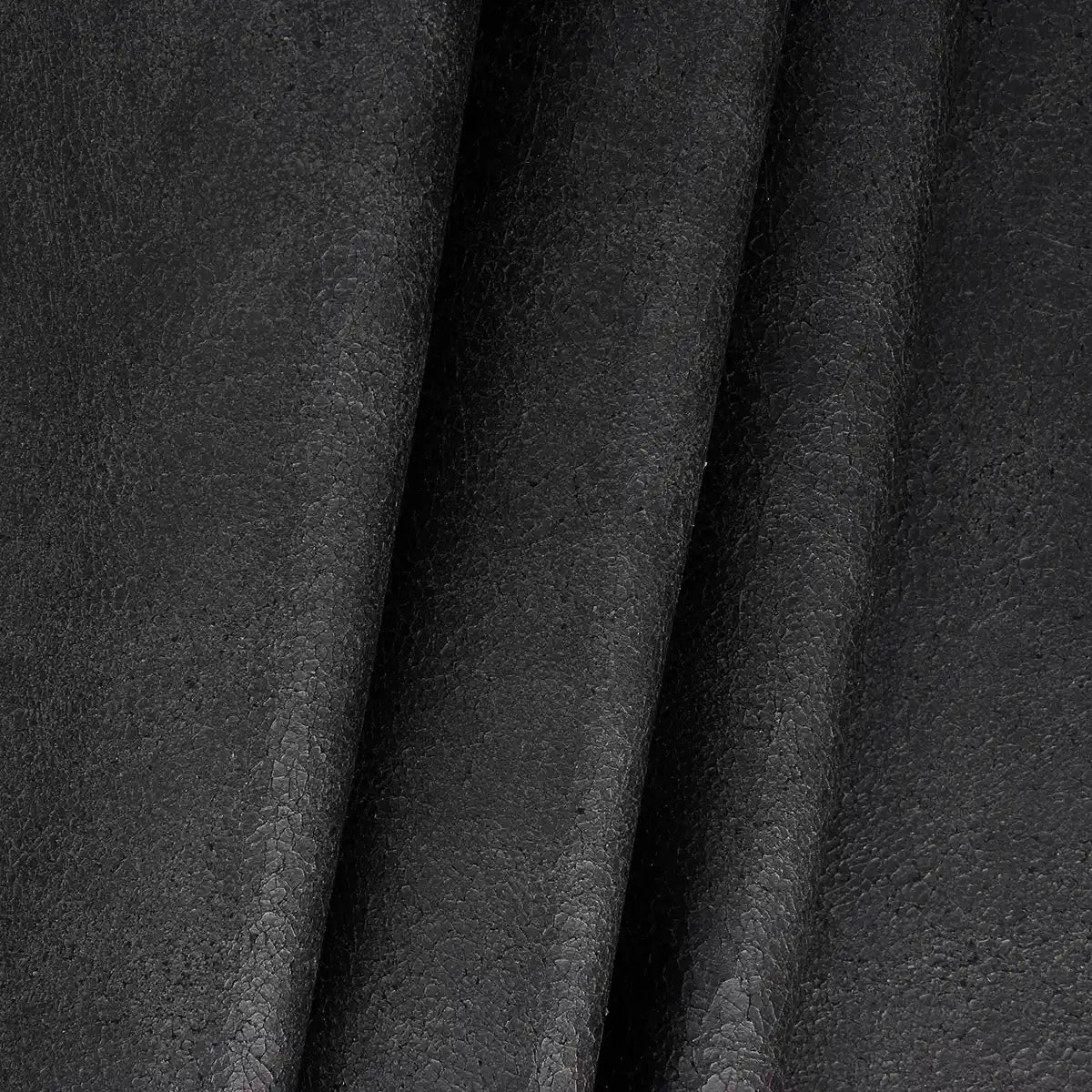 Zoom sur les détails de ce cuir de veau velours effet peau craquelée gris foncé