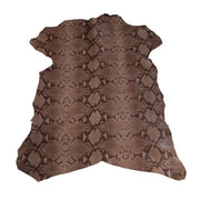 Peau de cuir de chèvre velours imitation reptile marron, texture douce et brillante, pour projets de maroquinerie ou décoration.