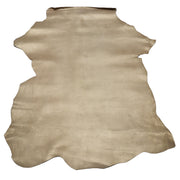 Peau de cuir de chèvre velours fantaisie de couleur or, texture douce et veloutée, pour projets de maroquinerie ou décoration.