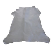 Peau de cuir de chèvre grainé argentée, tissu souple et texturé, idéale pour la maroquinerie ou la couture.