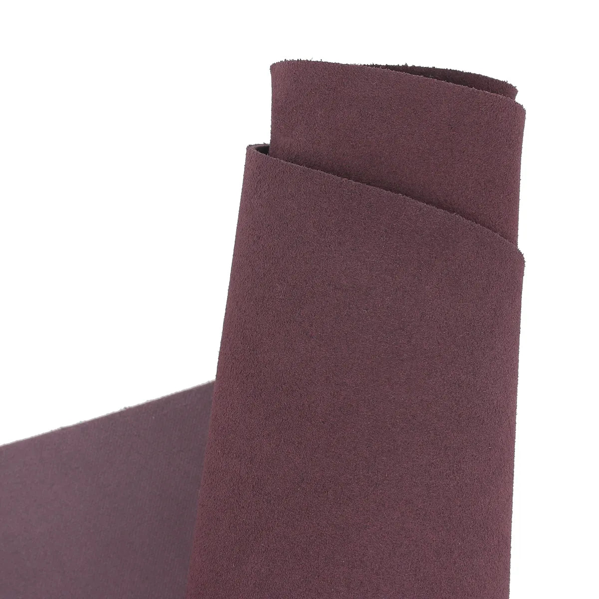 Peau de cuir de veau velours prune, texture douce et souple, destinée à la maroquinerie