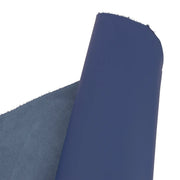 Peau de cuir de vachette SUAVE bleu S82, cuir lisse pour projets de maroquinerie ou couture, vue rapprochée.