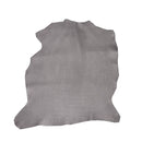 Peau de cuir d'agneau métallisé gris tungstène, texture lisse et brillante, pour créations de maroquinerie ou mode.