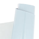 Peau de cuir de vachette verni bleu ciel, texture lisse et brillante, pour projets de maroquinerie ou décoration.