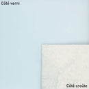 Peau de cuir de vachette verni bleu ciel, texture brillante et souple, pour projets de maroquinerie ou artisanat.