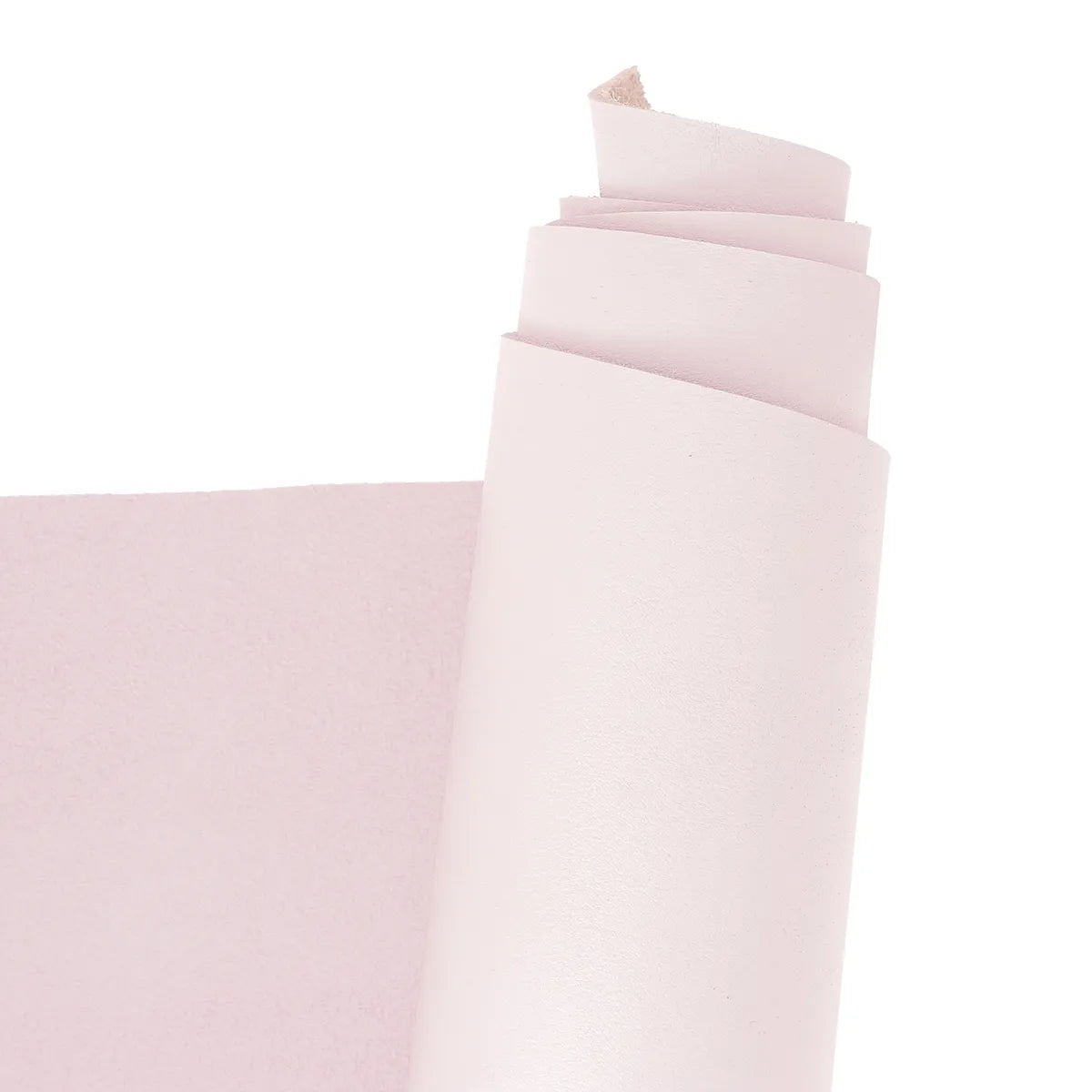 Peau de cuir de veau lisse couleur rose clair de la gamme TÉO. Cuir lisse idéal pour la confection de doublure de sac, fabrication de sac à main, pochette et accessoire de mode