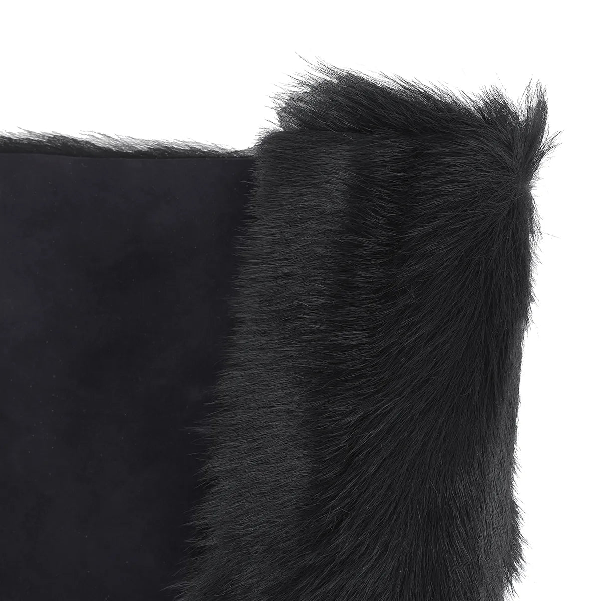 Peau de cuir à poils longs couleur bleu nuit. Cuir haircalf idéal pour la conception de pochette, rabat de sac, décoration...