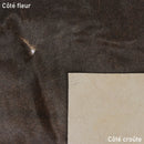 Cuir de veau à poils marron. Cuir de 2ème choix idéal pour la réalisation de test et prototypes...