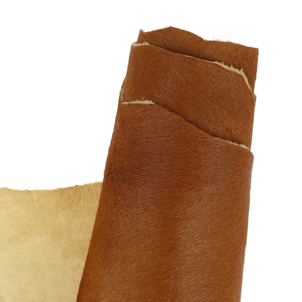 Cuir de veau à poils marron clair. Peau de cuir idéale pour la fabrication de chaussure, accessoire, rabat de poche, objet décoratif