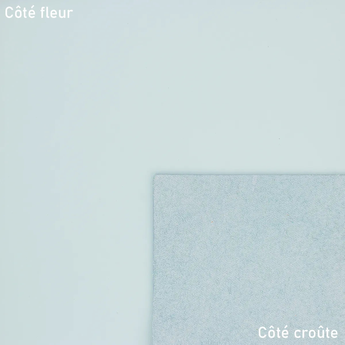 Peau de cuir de vachette VENUS bleu azurin, cuir lisse de haute qualité, pour projets de maroquinerie ou couture.