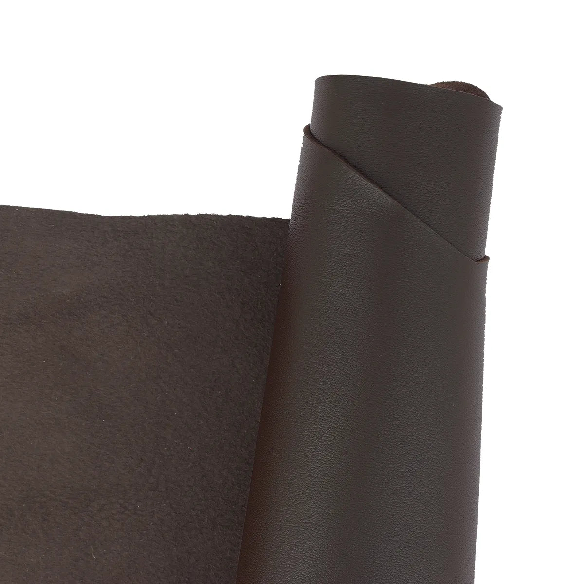 Peau de cuir nappa lisse marron foncé, idéale pour réaliser : petite maroquinerie, sac à main, pochette, accessoire...