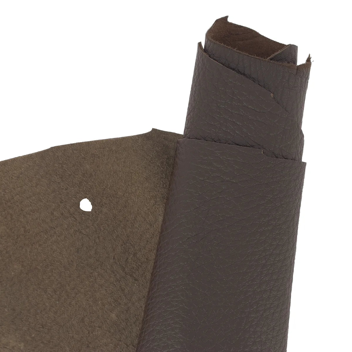 Peau de cuir de cerf marron grainée. Cuir de cerf en deuxième choix, idéal pour réaliser des prototypes, accessoires, tests...