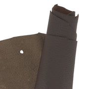 Peau de cuir de cerf marron grainée. Cuir de cerf en deuxième choix, idéal pour réaliser des prototypes, accessoires, tests...