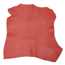 Peau de cuir de chèvre grainée couleur rouge, matière souple et texturée. Cuir adapté à la maroquinerie et accessoires de mode.