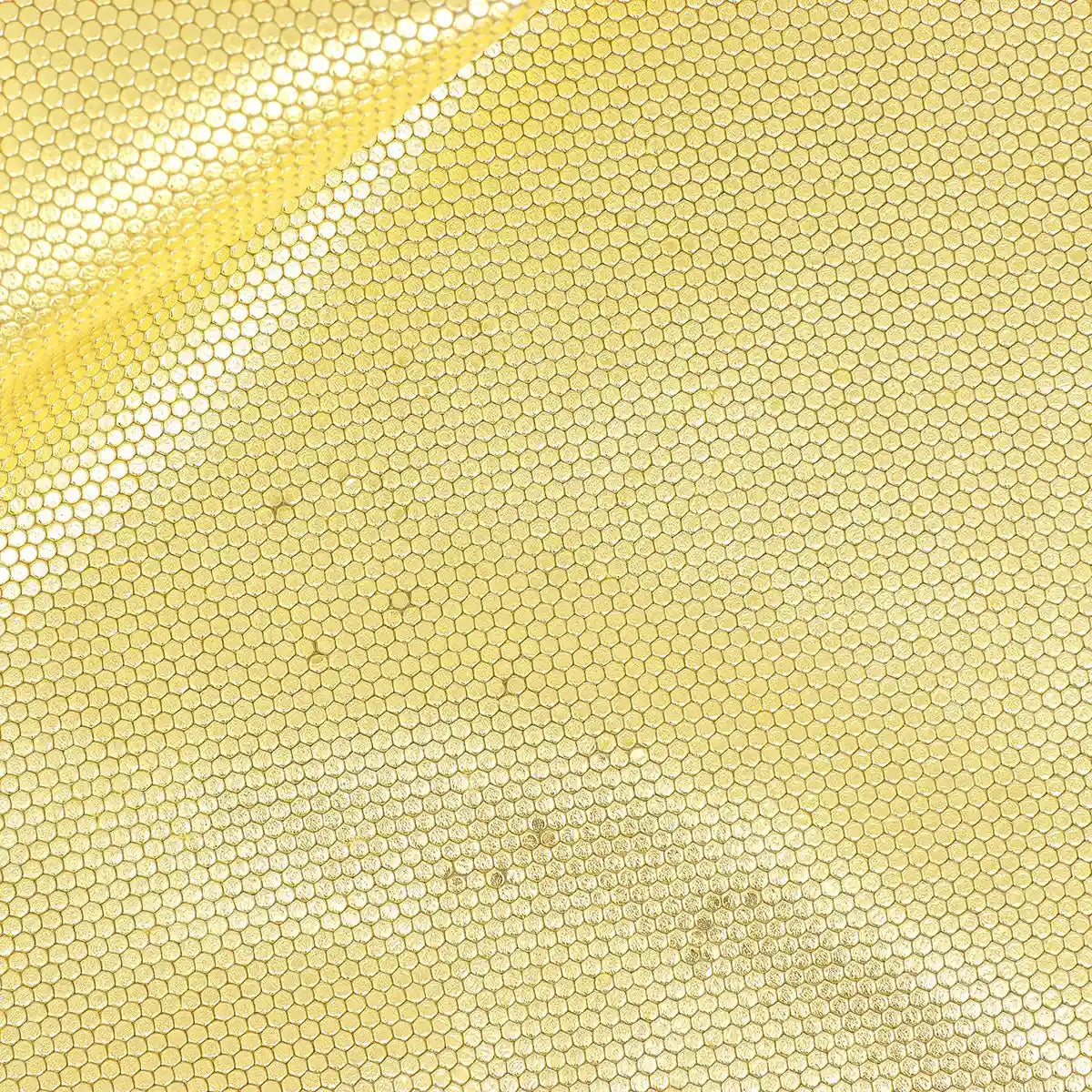 Zoom sur les détails de ce cuir de vachette effet structuré jaune doré