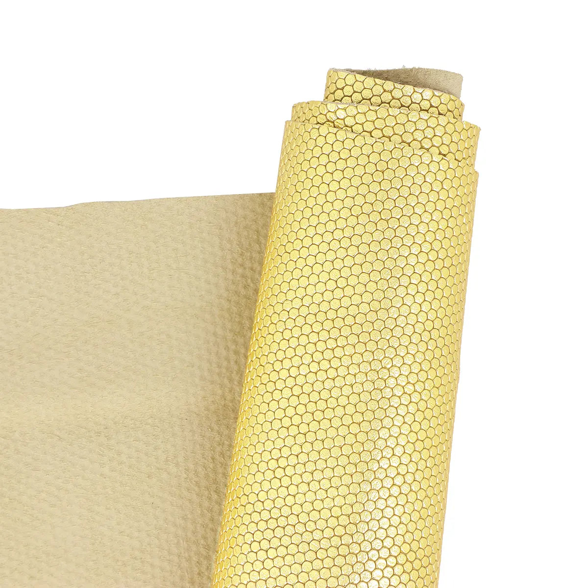 Peau de cuir dorée effet cotte de mailles. Cuir couleur or jaune idéal pour la fabrication de maroquinerie, accessoire, décoration...