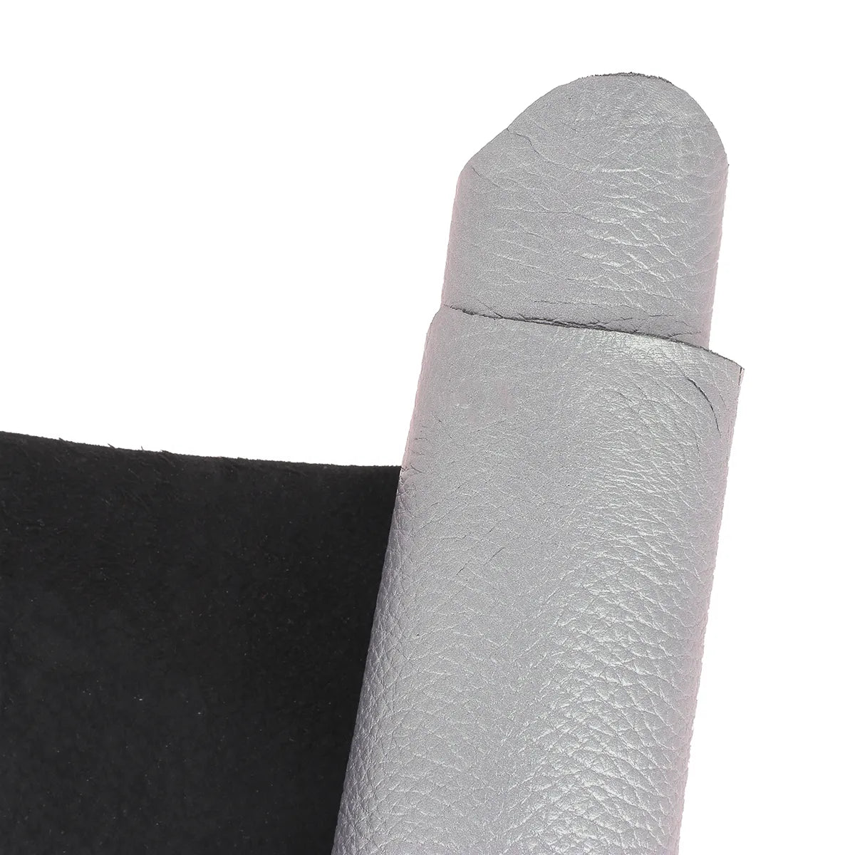 Peau de cuir de cerf métallisé couleur gris argenté. Cuir souple et facile à travailler idéal pour vos créations de vêtement, ganterie, gainerie, petite maroquinerie...
