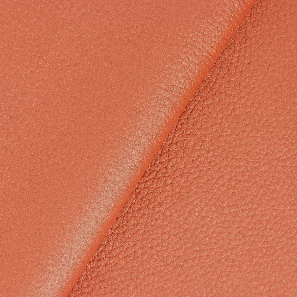 Détails du cuir de cerf orange cuivré et ses reflets nacrés légèrement dorés.