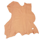 Peau entière de cuir de cerf rose saumon aux reflets métallisés. Cuir 2ème choix