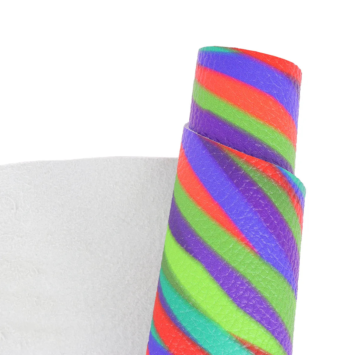 Cuir de cerf multicolore idéal pour des créations haut en couleur. Cuir fantaisie, original et souple parfait pour la conception de vêtement, petite maroquinerie, ganterie..