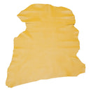 Peau entière en cuir de chèvre nappa couleur jaune vif aux reflets nacrés.