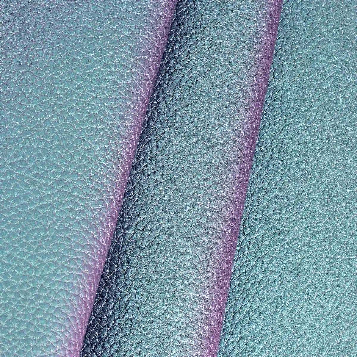 Zoom sur cette peau de cuir grainé bleu paon. Un mélange de bleu et de violet idéal pour apporter une touche d'originalité aux créations.