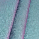 Zoom sur cette peau de cuir grainé bleu paon. Un mélange de bleu et de violet idéal pour apporter une touche d'originalité aux créations.