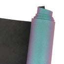 Peau de cuir grainée bleu paon aux reflets métallisés.