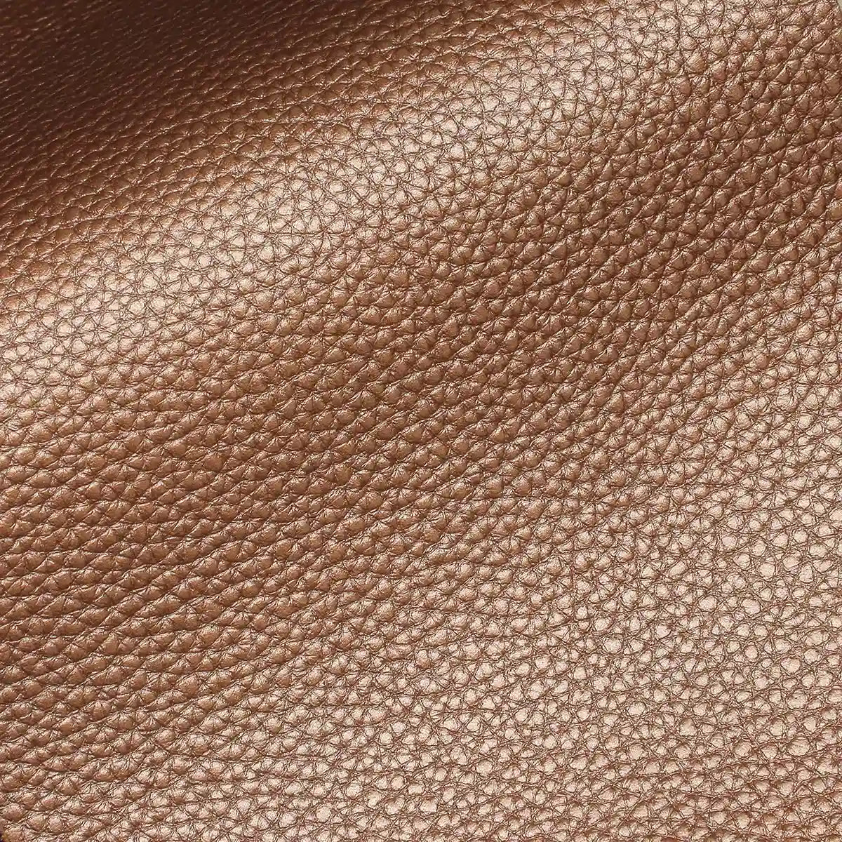 Zoom sur les détails de ce cuir métallisé cuivré