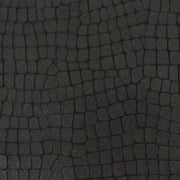 Morceau de cuir noir avec imprimé effet écaille de crocodile.