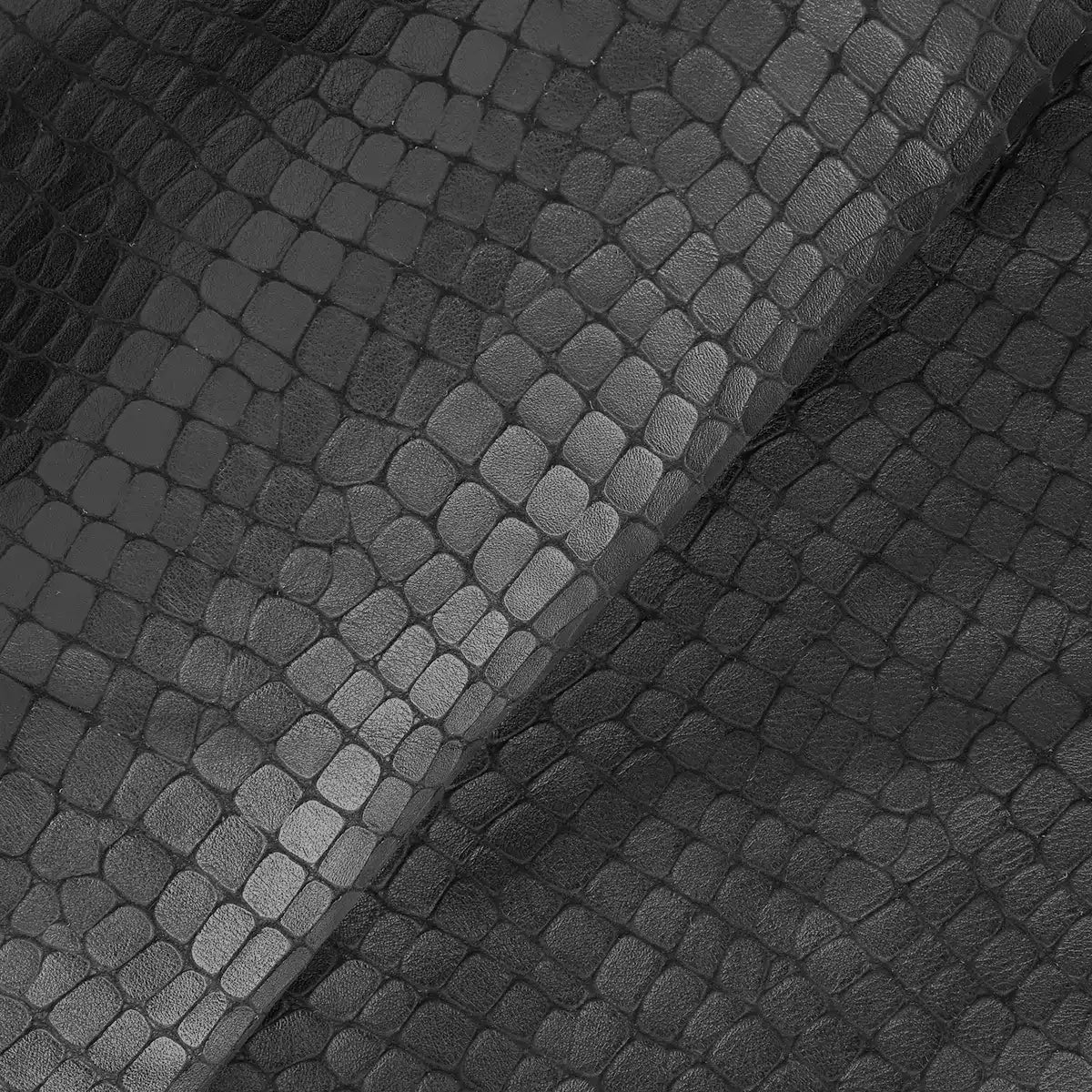 Cuir noir à l'imprimé crocodile avec de jolis reflets lumineux. 