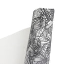 Peau de cuir d'agneau fantaisie avec imprimé floral noir et blanc. Cuir souple et fin idéal pour réaliser de la maroquinerie, de la décoration ou des accessoires tendances.