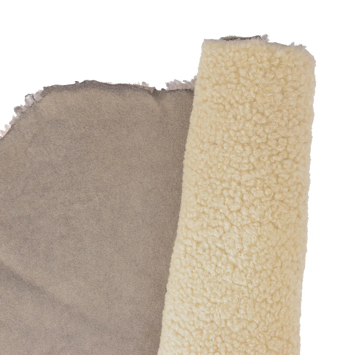 Peau lainée frisée de couleur beige. Cuir doux et souple idéal pour la création de vêtements, sacs, bourses, bottes, chaussons, costumes...