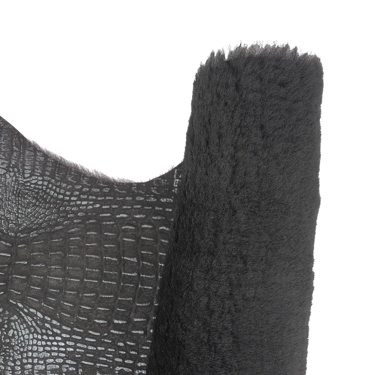 Peau de cuir de mouton lainé noire avec dos en velours imprimé crocodile argenté. Cuir original pour des créations uniques et élégantes