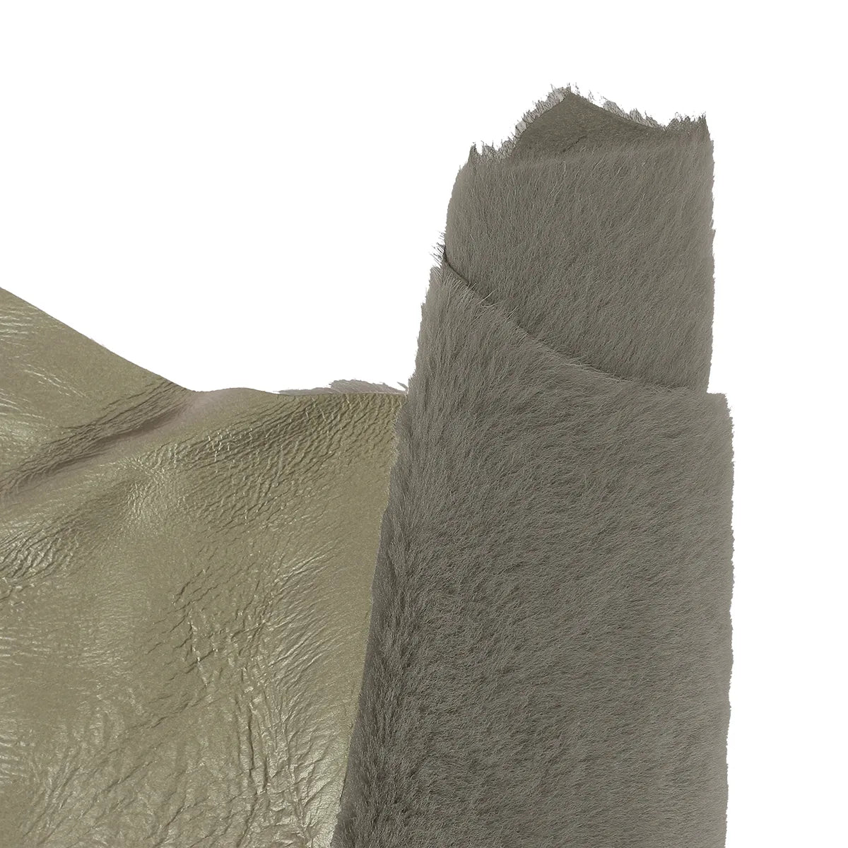 Cuir de mouton lainé à poils lisses couleur gris vert avec un joli dos couleur bronze métallisé. Cuir souple idéal pour la fabrication de vêtement, chaussons, bottes, bourses... 