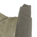 Cuir de mouton lainé à poils lisses couleur gris vert avec un joli dos couleur bronze métallisé. Cuir souple idéal pour la fabrication de vêtement, chaussons, bottes, bourses... 