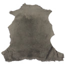 Peau entière en cuir de mouton lainé à poils lisses vert sauge foncé.