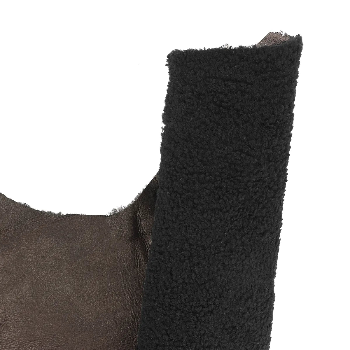 Cuir de mouton lainé frisé noir avec dos en velours marron métallisé. Cuir idéal pour la création de vêtement, chaussons, bottes...