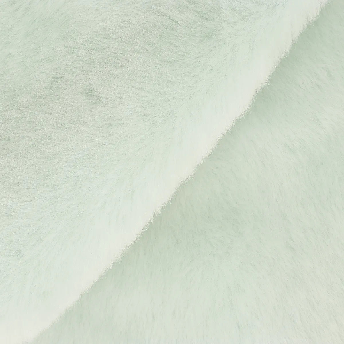 Cuir à fourrure, poils doux et lisses. Cuir vert clair
