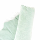 Cuir de mouton lainé à poils courts et lisses couleur vert clair. Cuir souple idéal pour réaliser des vêtements, chaussons, coussins, bourses, bottes...