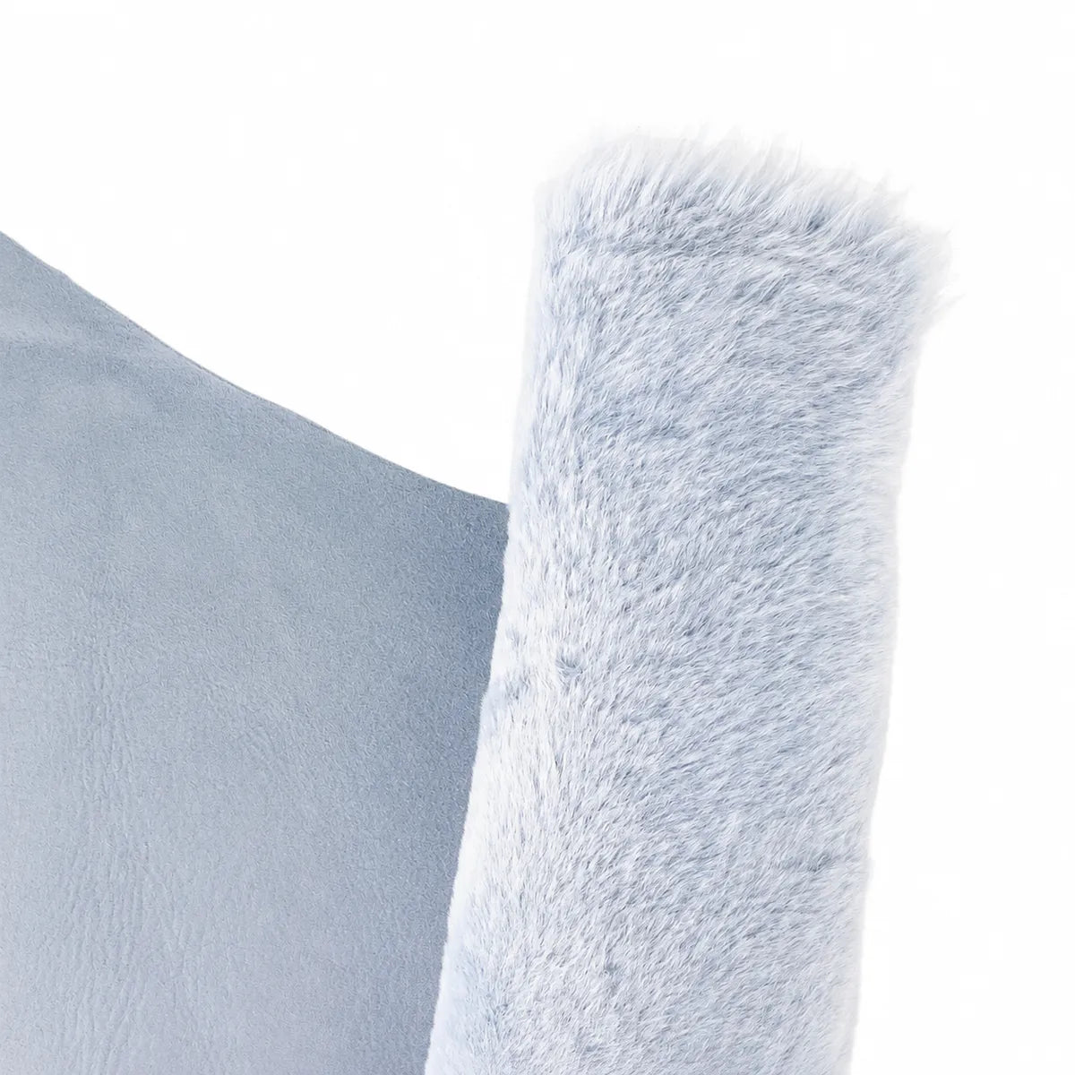 Cuir de mouton lainé lisse bleu clair. Cuir doux idéal pour la création de vêtement, chaussons, coussins, accessoire...